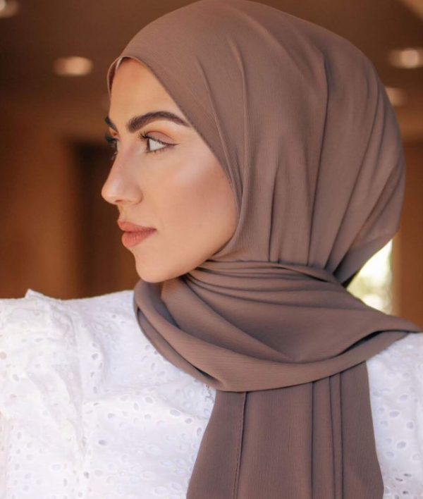 Hijab syal dengan warna-warna earthy yang hangat